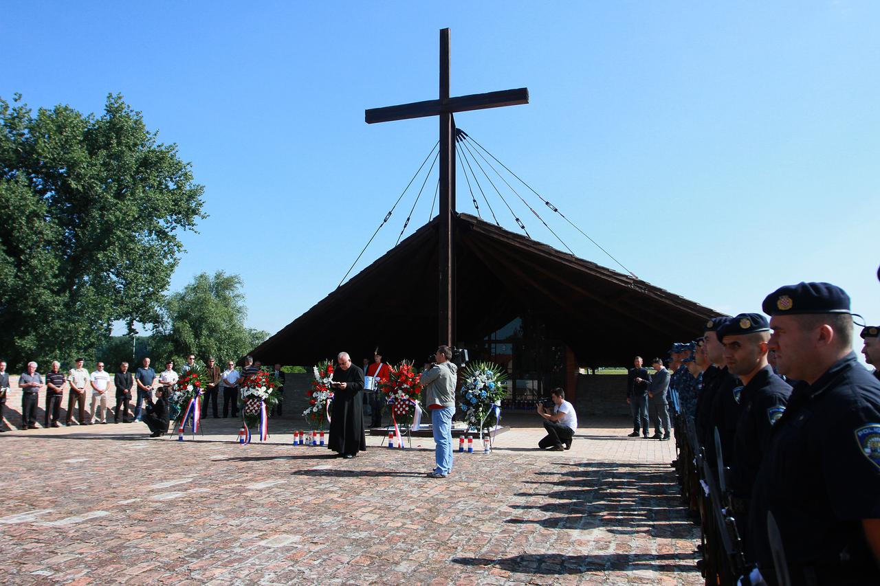 Na osječkoj utvrdi sagrađena je kapelica gdje se može odati počast poginulima u obrani Osijeka. Trebalo je trinaest godina da se netko lišen osjećaja poštovanja dosjeti da su drvene letvice s krova pogodne za potpalu roštilja
