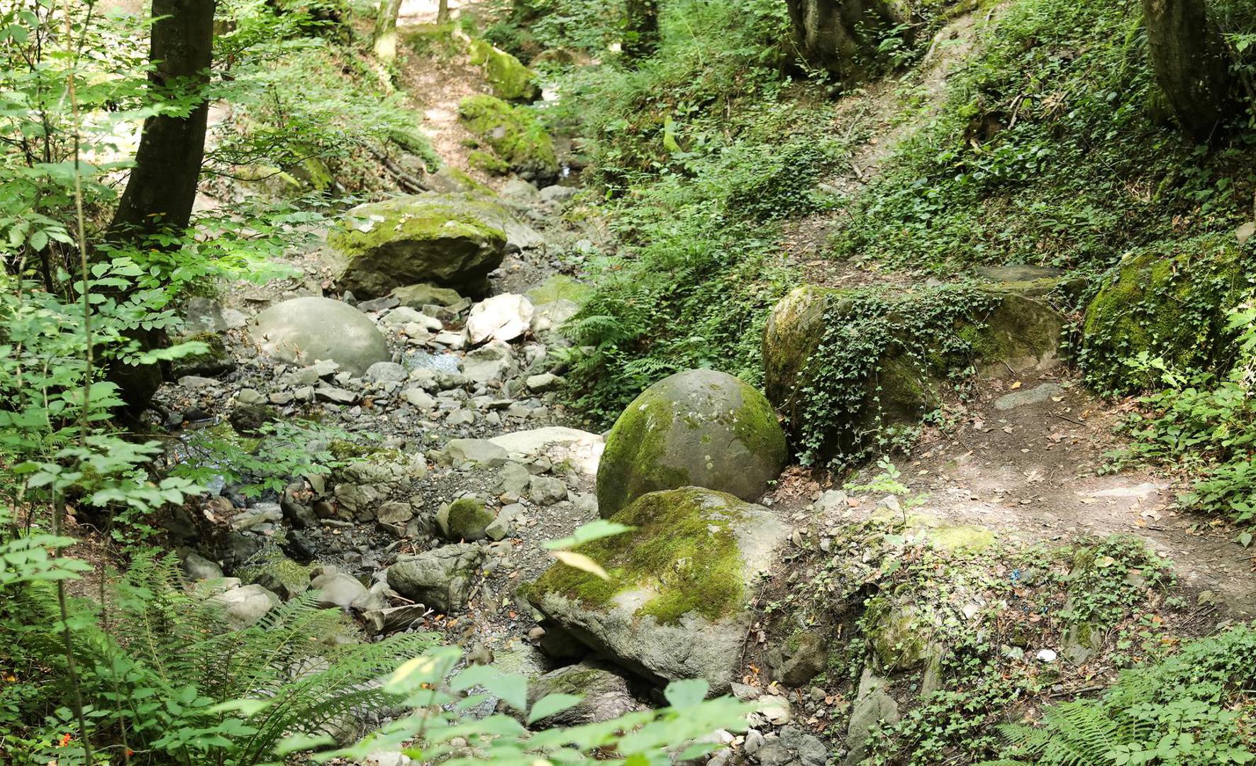 09.08.2023., Zavidovici, Bosna i Hercegovina moze se pohvaliti necim sto se moze pronaci na jos vrlo malo lokacija u svijetu, kamenim kuglama u Zavidovicima. Ovo najvece nalaziste kamenih kugli u Europi, i najmisterioznije mjesto u citavoj zemlji, s obzirom na to da niko sa sigurnoscu ne moze reci kako su ove kugle savrseno preciznog oblika, koje izgledaju kao da ih je neko nacrtao, dospjele na ovo mjesto. Do danas ih je pronadjeno oko 60, od kojih je 11 sacuvano u odlicnom stanju i sve su poredane uz potok u sumi i nalaze se blizu jedna druge. Vjeruje se kako su kamene kugle veliki izvor pozitivne energije a vec slicne postoje u Meksiku, Kostarici i nekim drugim zemljama Juzne Amerike. Photo: Emica Elvedji/PIXSELL