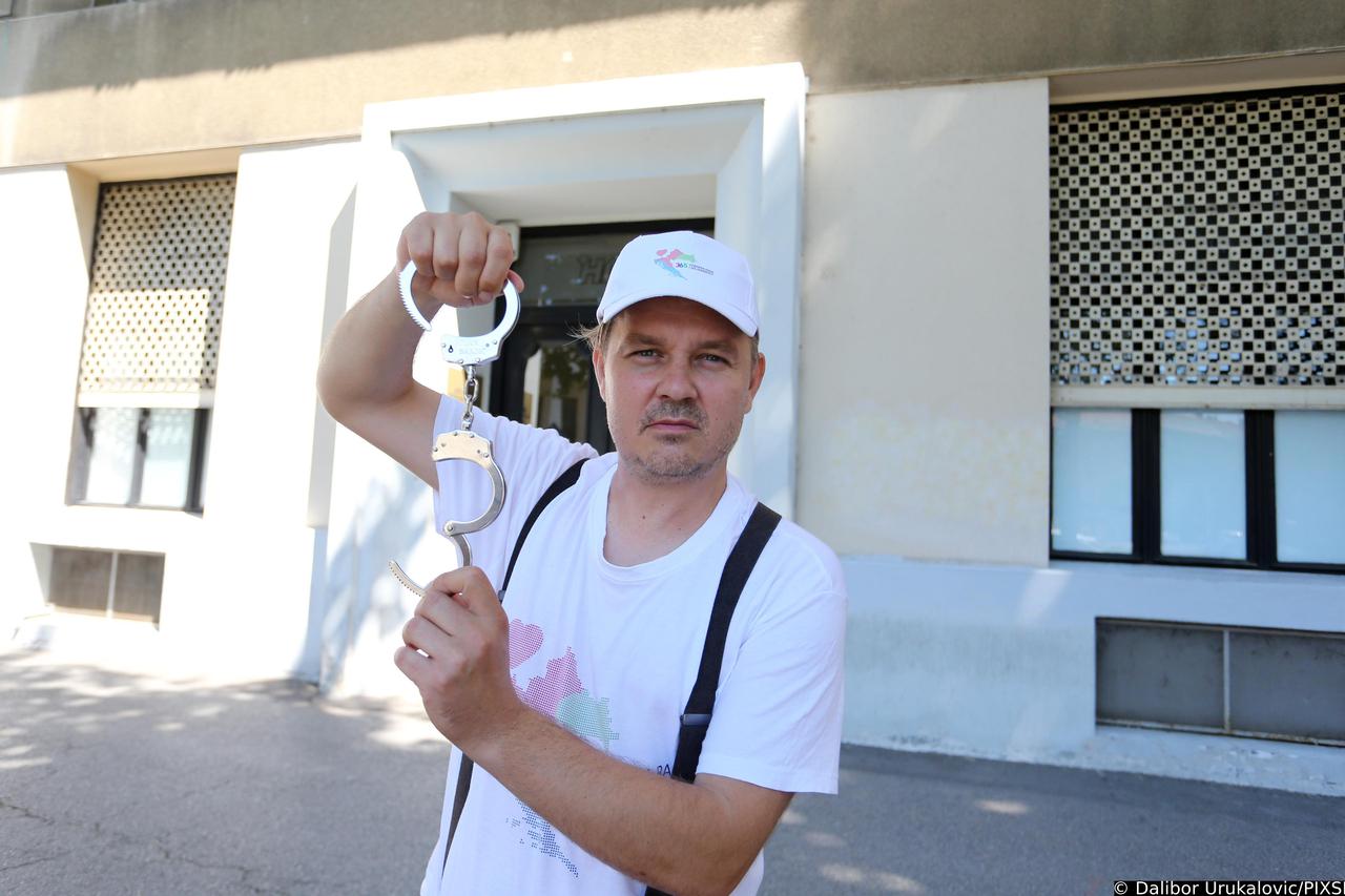 Zagreb: Juričan se lisicama vezao za ulaz u središnjicu HDZ-a