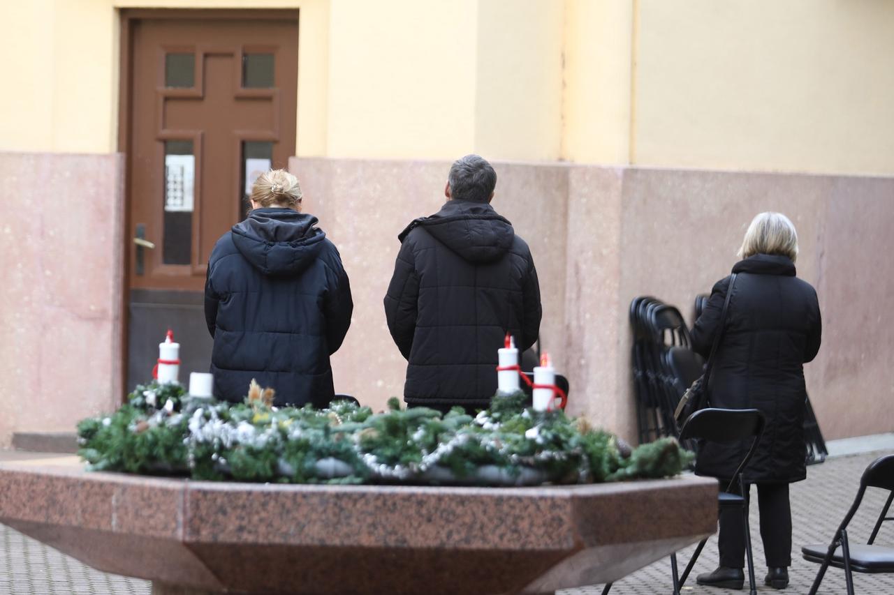 Zagreb: Građani prate misu u dvorištu Petrove crkve zbog primjene epidemioloških mjera