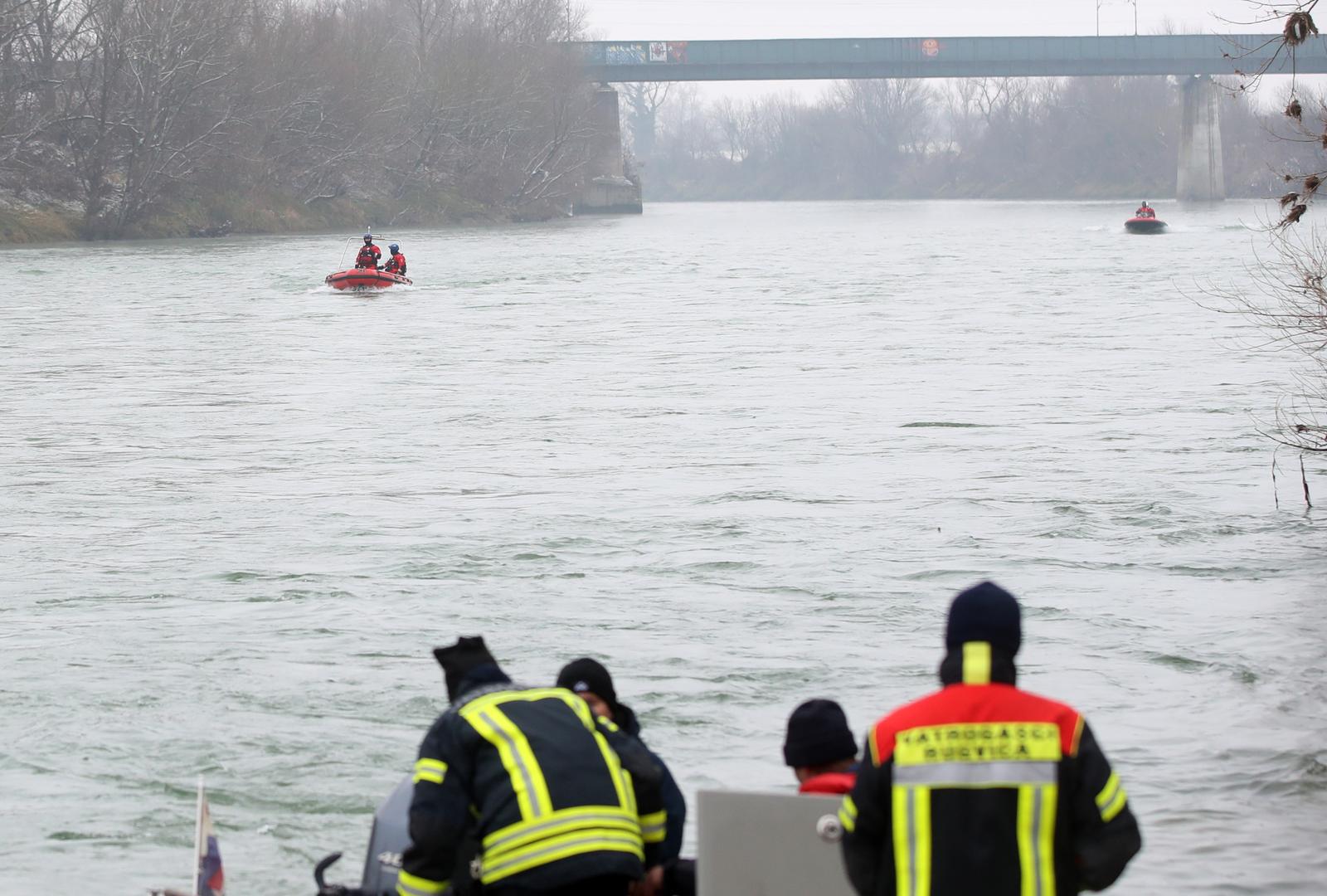 16.01.2025., Zagreb - Vatrogasci, policija, HGSS i Civilna zastita uz rijeku Savu kod toplane nastavljaju s potragom za nestalim dijetetom. Photo: Zeljko Lukunic/PIXSELL