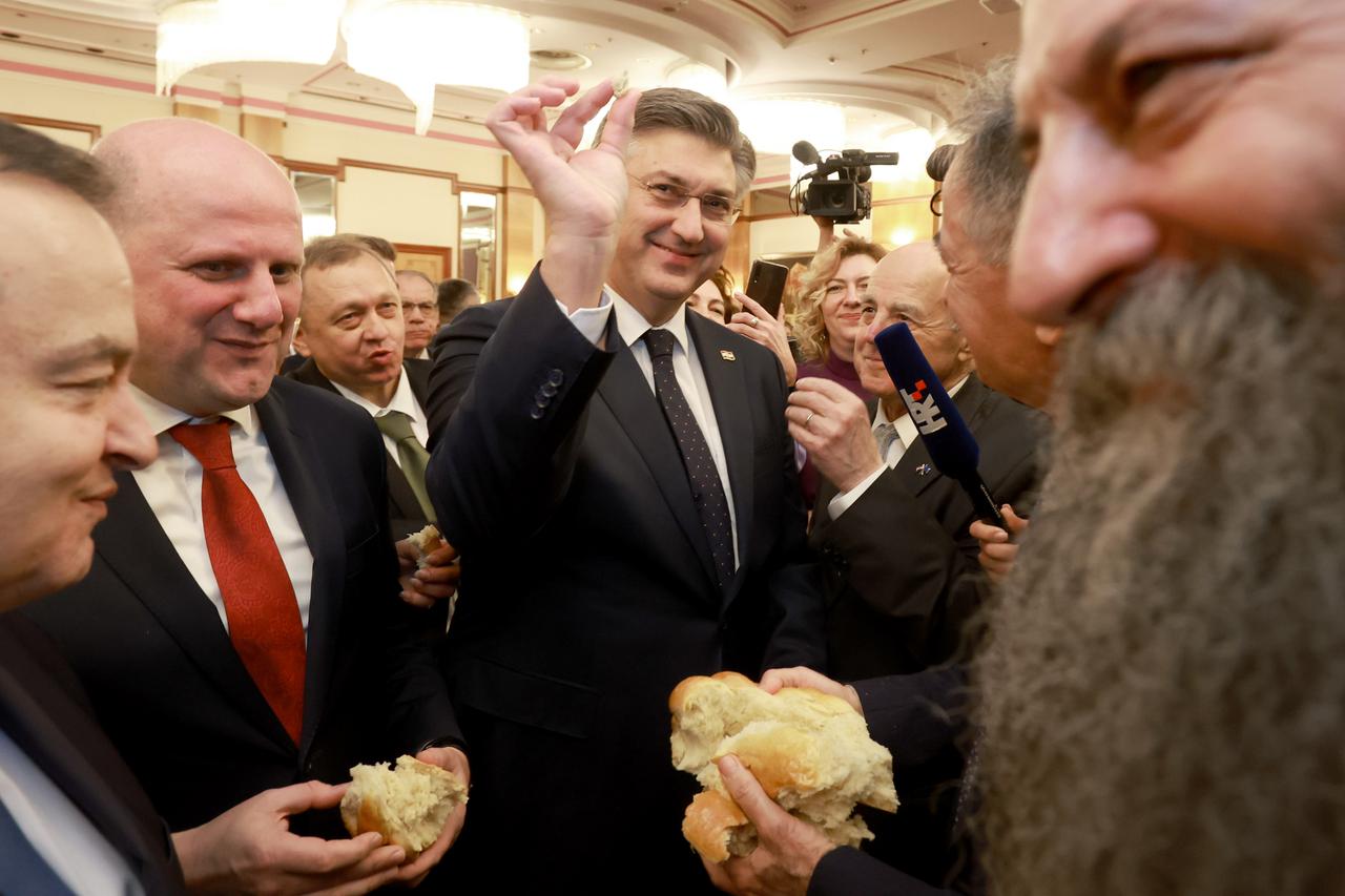 Plenković dolazi na Pupovčev domjenak SNV-a, s njim stižu i tri ministra -  Večernji.hr