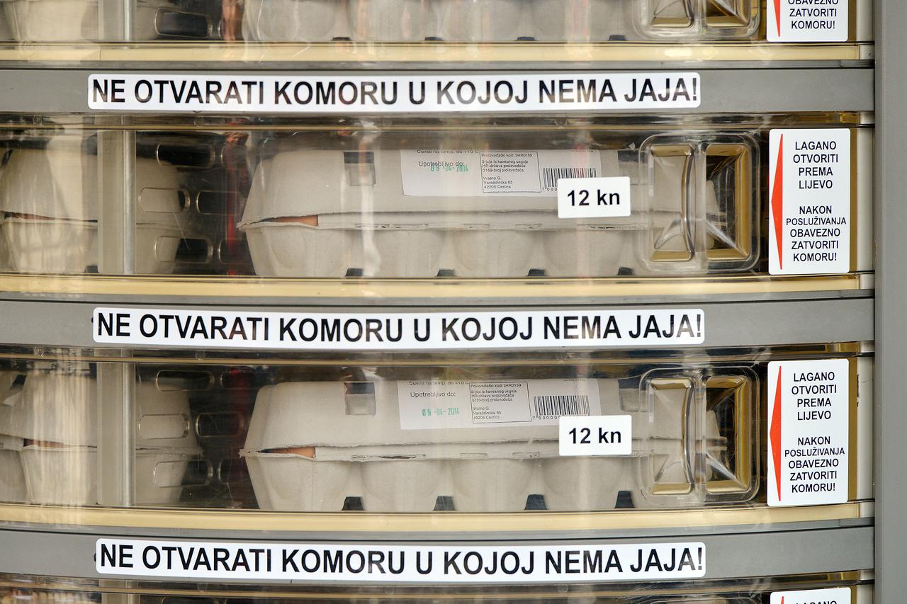 24.03.2014., Jalkovecka ulica, Varazdin - Zupan Predrag Stromar i proizvodjac jaja iz Gornjeg Vratna Zvonko Sincek otvorili su prvi jajomat u Hrvatskoj. Photo: Marko Jurinec/PIXSELL