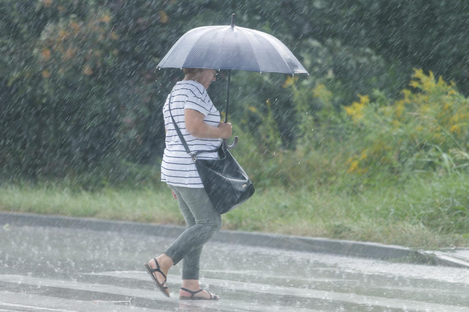 Poslijepodne je pao ljetni pljusak koji je malo rashladio grad, a mnoge građane iznenadio.