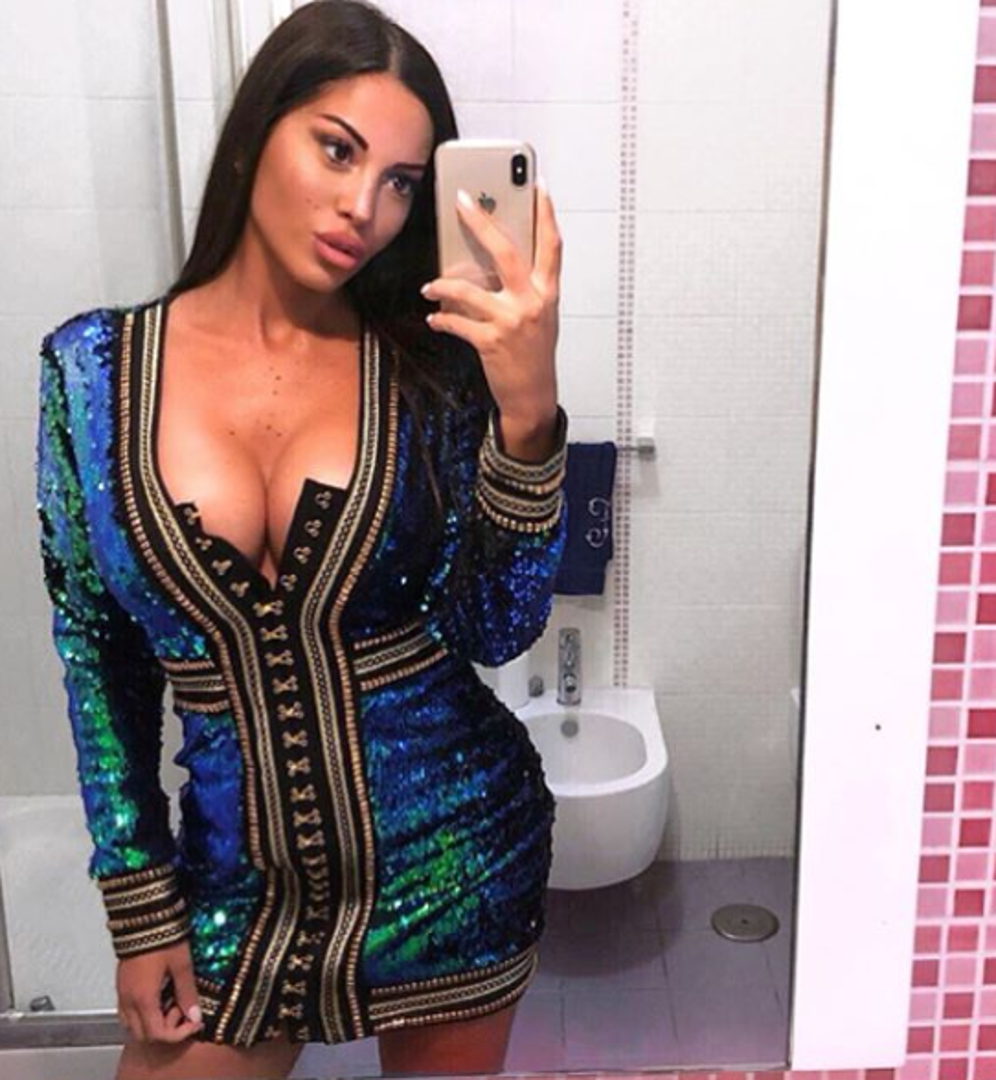 - Jako sam uzbuđena zbog igrača, ne samo iz Napolija, nego i iz drugih momčadi, a neki mi šalju poruke na Instragramu. Popis igrača koji su slali puse ili me zvali na večeru je dug. Među strancima mogu spomenuti Sergia Aguera i Jeromea Boatenga - kazala je Floriana.