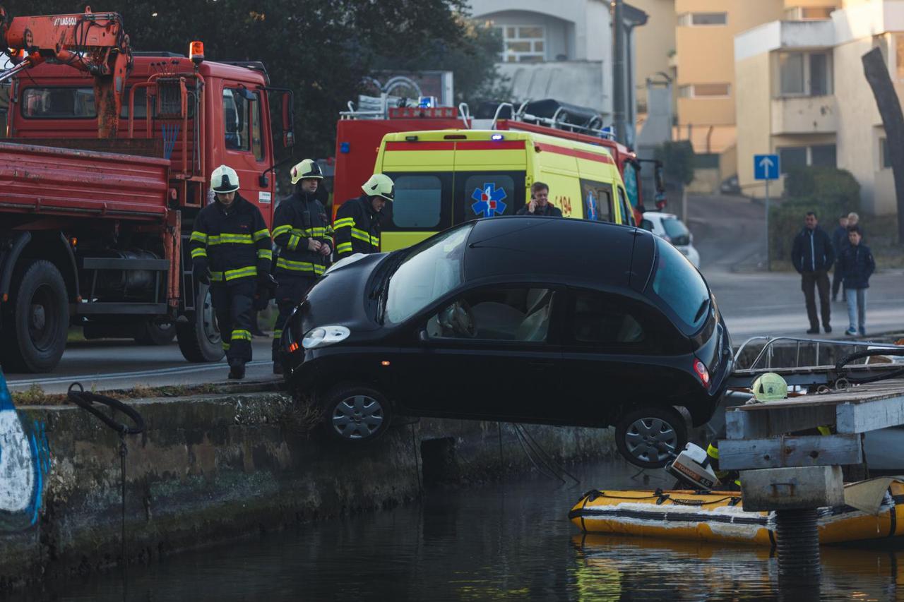 Vozilo zamalo završilo u moru - izvukli ga vatrogasi