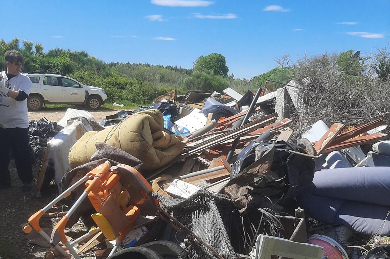 Udruga Čisteći medvjedići i drugi građani čiste zgradu stare tvornice Sljeme u Sesvetama