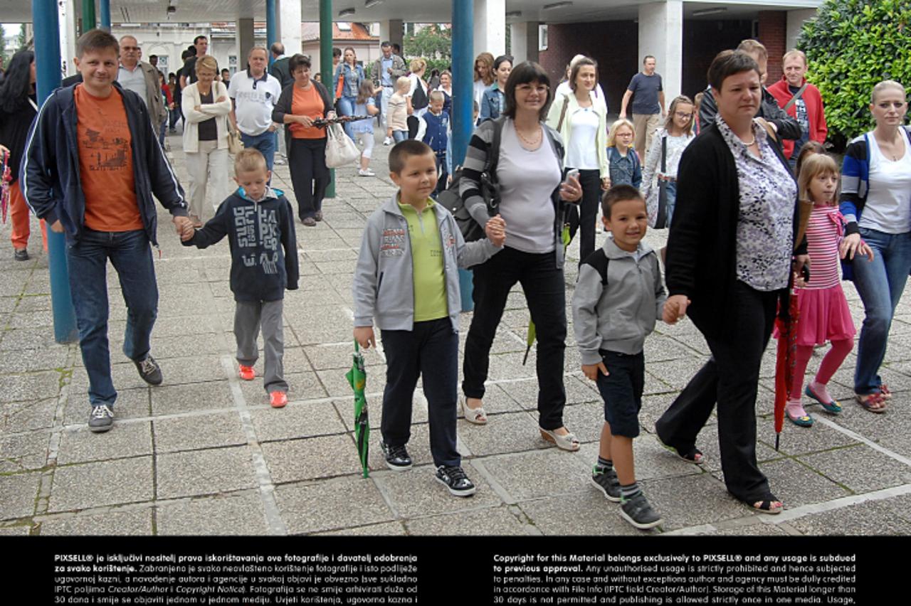 '02.09.2013., Sisak - Nova skolska godina zapocela je za 3.564 osnovnoskolaca, medju kojima je 385 prvasica. 52 prvasica Osnovne skole 22. lipnja posjetila je gradonacelnica Kristina Ikic Banicek. Dje