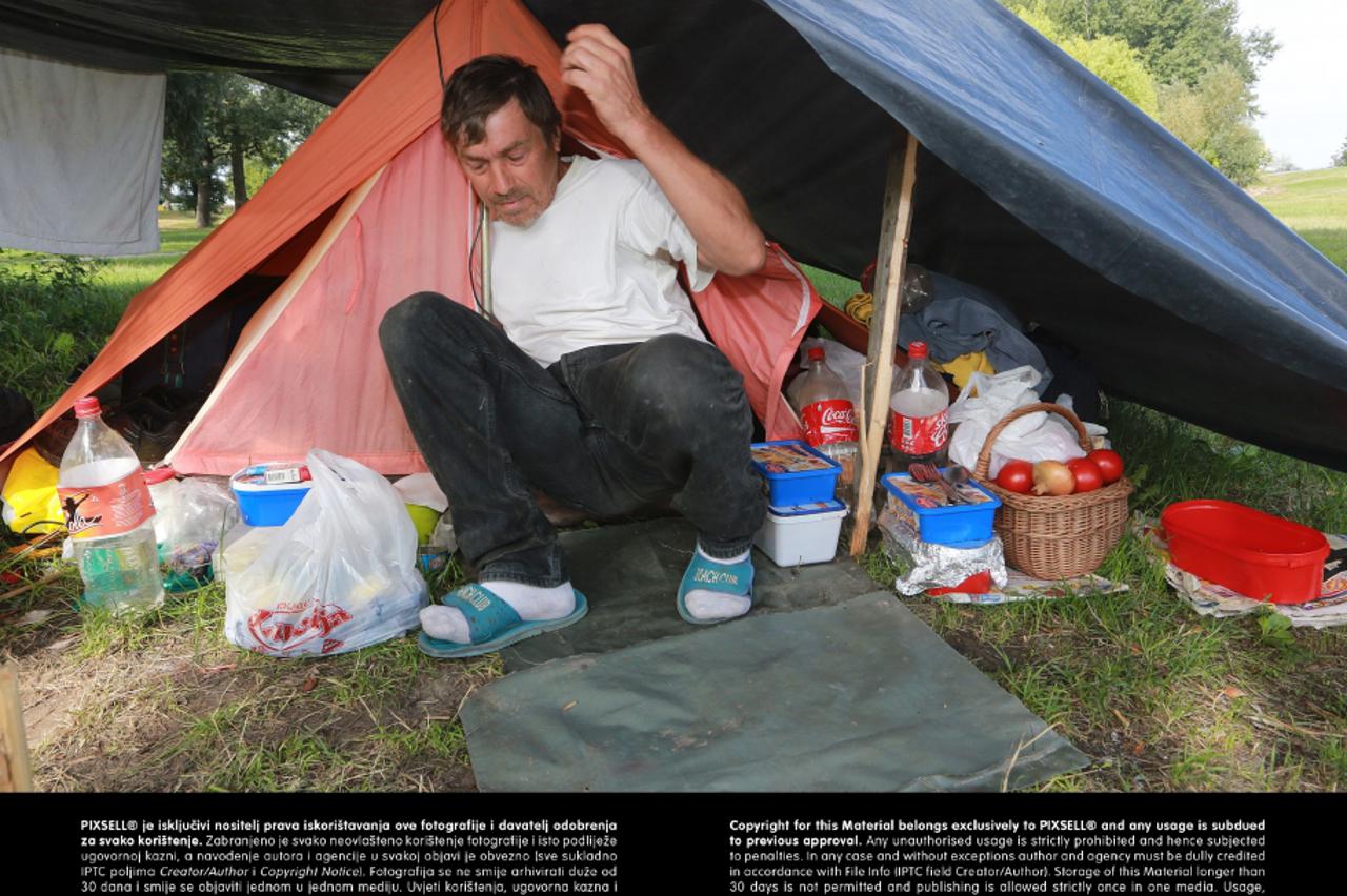 Branitelj i žena žive u šatoru, portal (1)