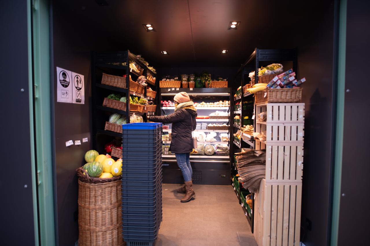 Edeka sells from containers