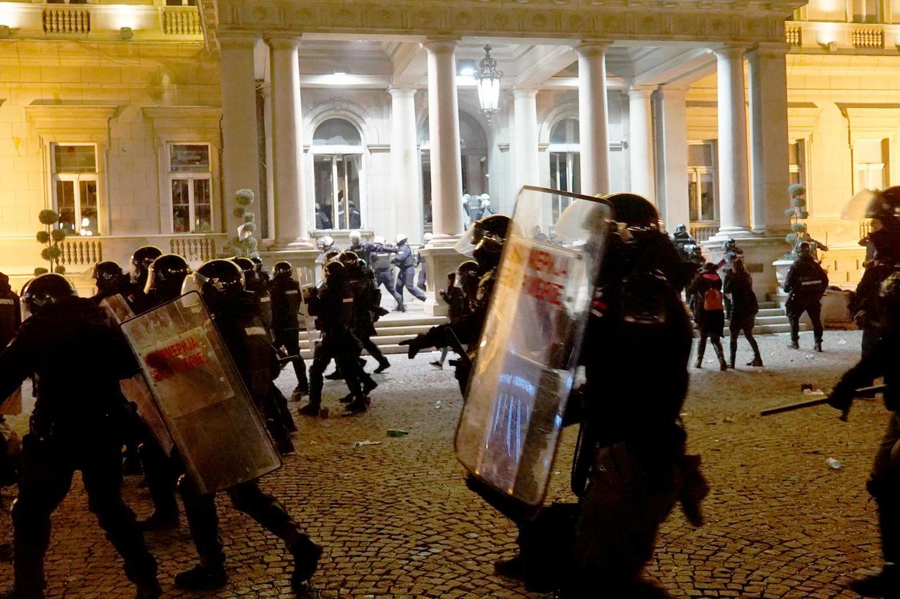 Beograd: Kordon policije rastjerao prosvjednike