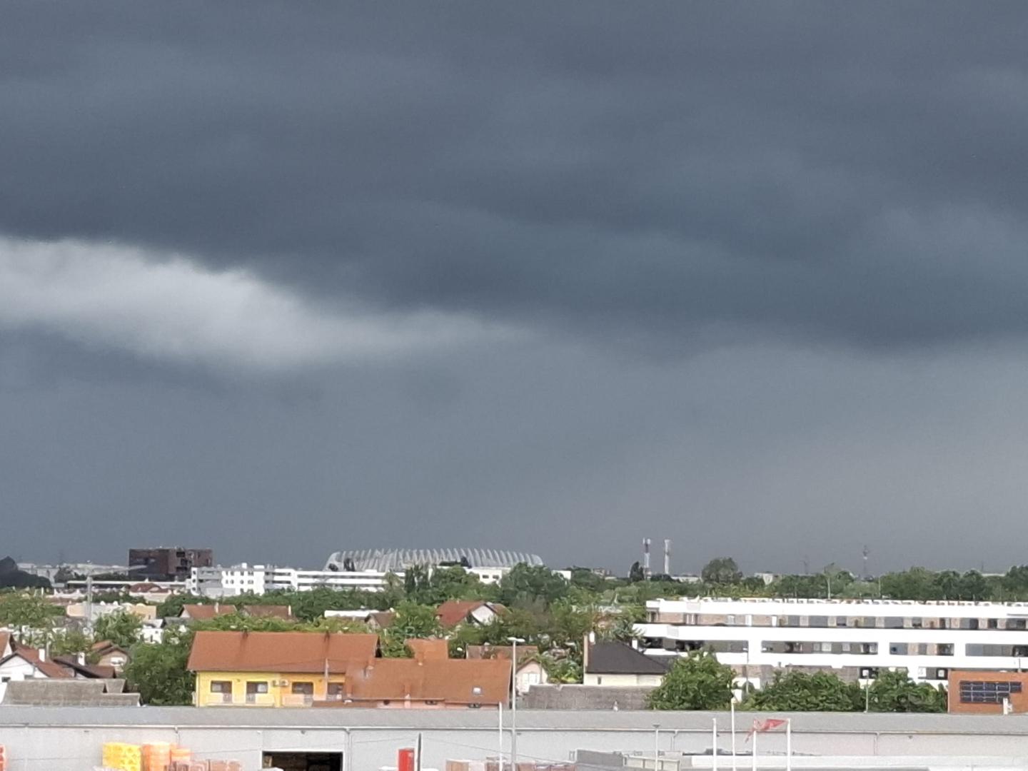 Državni hidrometeorološki zavod ranije je za Zagrebačku i Karlovačku regiju izdao narančasti meteoalarm zbog olujnih udara sjevernog vjetra. Prema prognozama, na tim područjima očekuju se najjači udari vjetra veći od 75 kilometara na sat, a lokalno je moguće i obilnije grmljavinsko nevrijeme.  