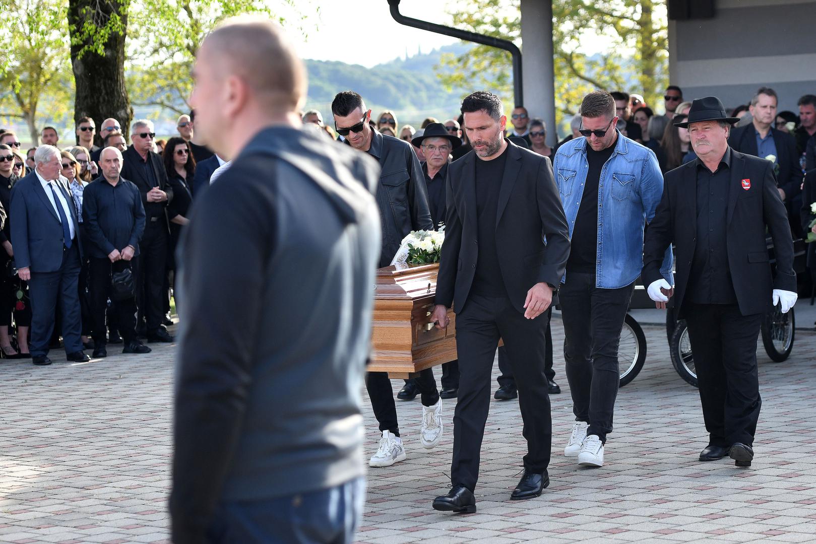 U ime Dinama, jednog od njegovih bivših klubova, na Pokrivačevu sprovodu bio je Ivan Kelava koji je nosio vijenac