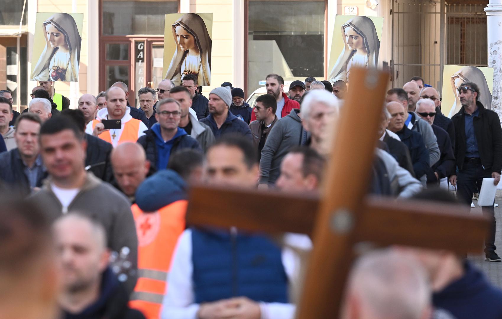 Prva subota u mjesecu, već je, može se reći, tradicionalno rezervirana za klečanje i molitvu na trgovima diljem zemlje pa tako i na glavnom zagrebačkom trgu. 