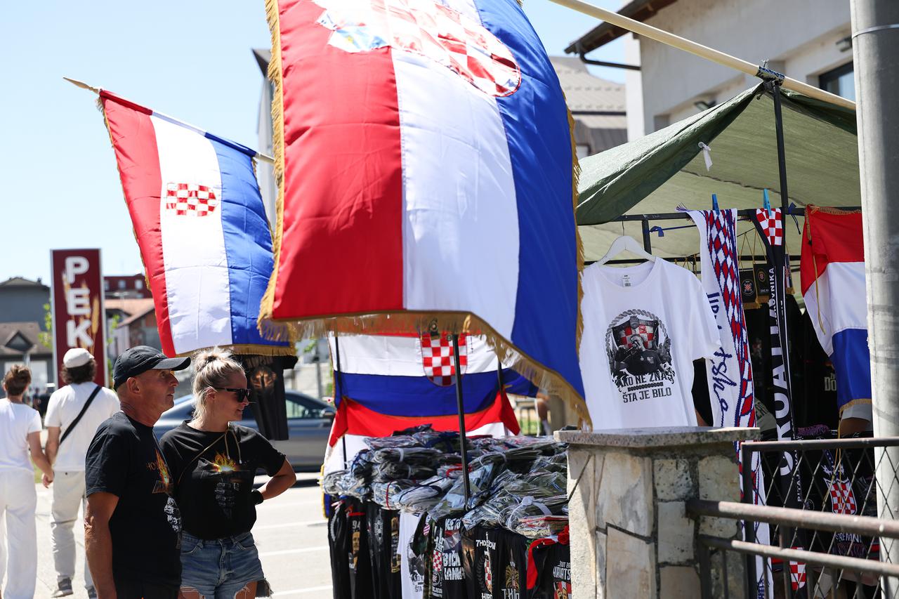 Zaprešić: Štandovi s majicama uoči Thompsonovog koncerta 