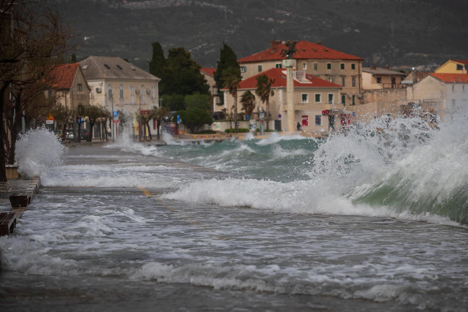 01.04.2024., Kastel Novi -  Olujno Jugo podize valove i  stvara probleme na Jadranu. Photo: Zvonimir Barisin/PIXSELL