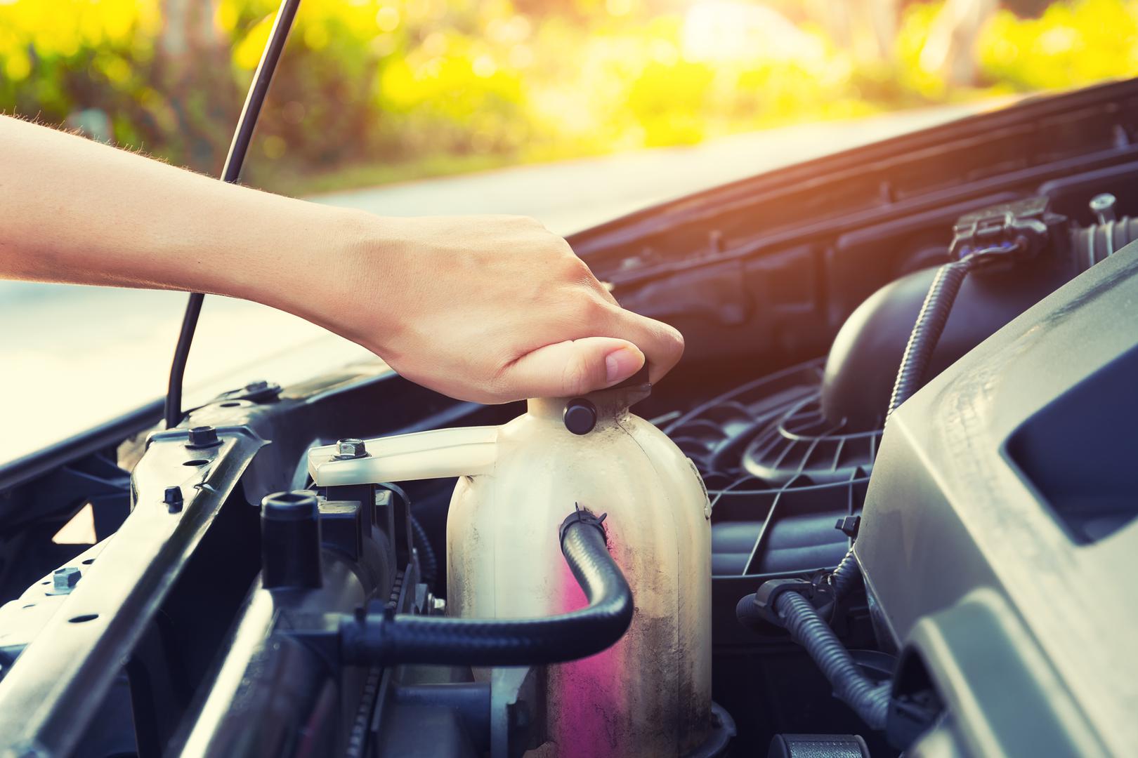 Vodite računa o rashladnoj tekućini: Pazite da vam se automobil ne pregrije prilikom vožnje po najvećim vrućinama. Pobrinite se da imate dovoljno rashladne tekućine. Prilikom provjeravanja ili dopunjavanja budite oprezni i nemojte dirati spremnik dok je još vruć.