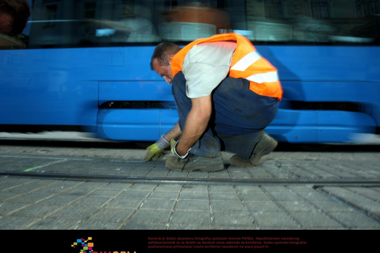 \'09.09.2011., Trg bana Jospipa Jelacica, Zagreb - Radnici popravljaju i uredjuju tramvajsku prugu na glavnom gradskom trgu te tako usporavaju promet vozila koji se krecu u tom pravcu. Photo: Sanjin S