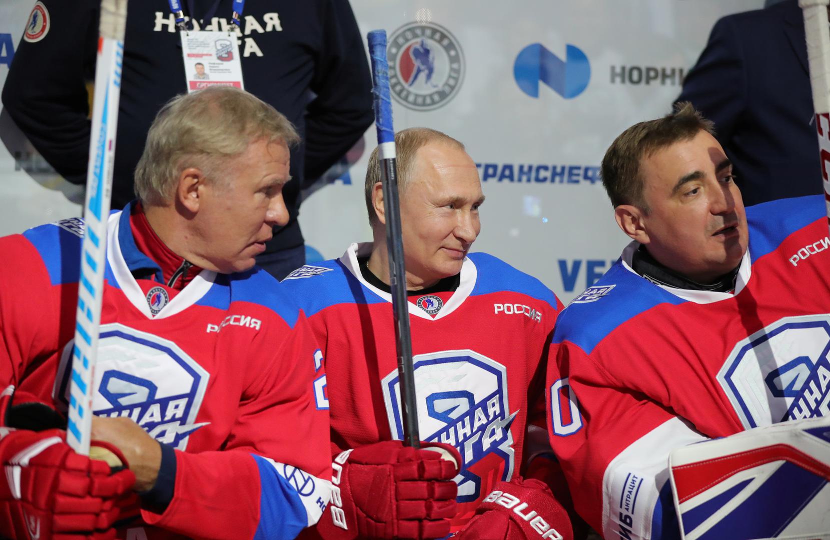 Putin je vlasnik crnog pojasa u judu, ali skoro svaki tjedan rekreativno igra hokej s ruskim poslovnim ljudima, bivšim NHL zvijezdama i članovima svog kabineta.