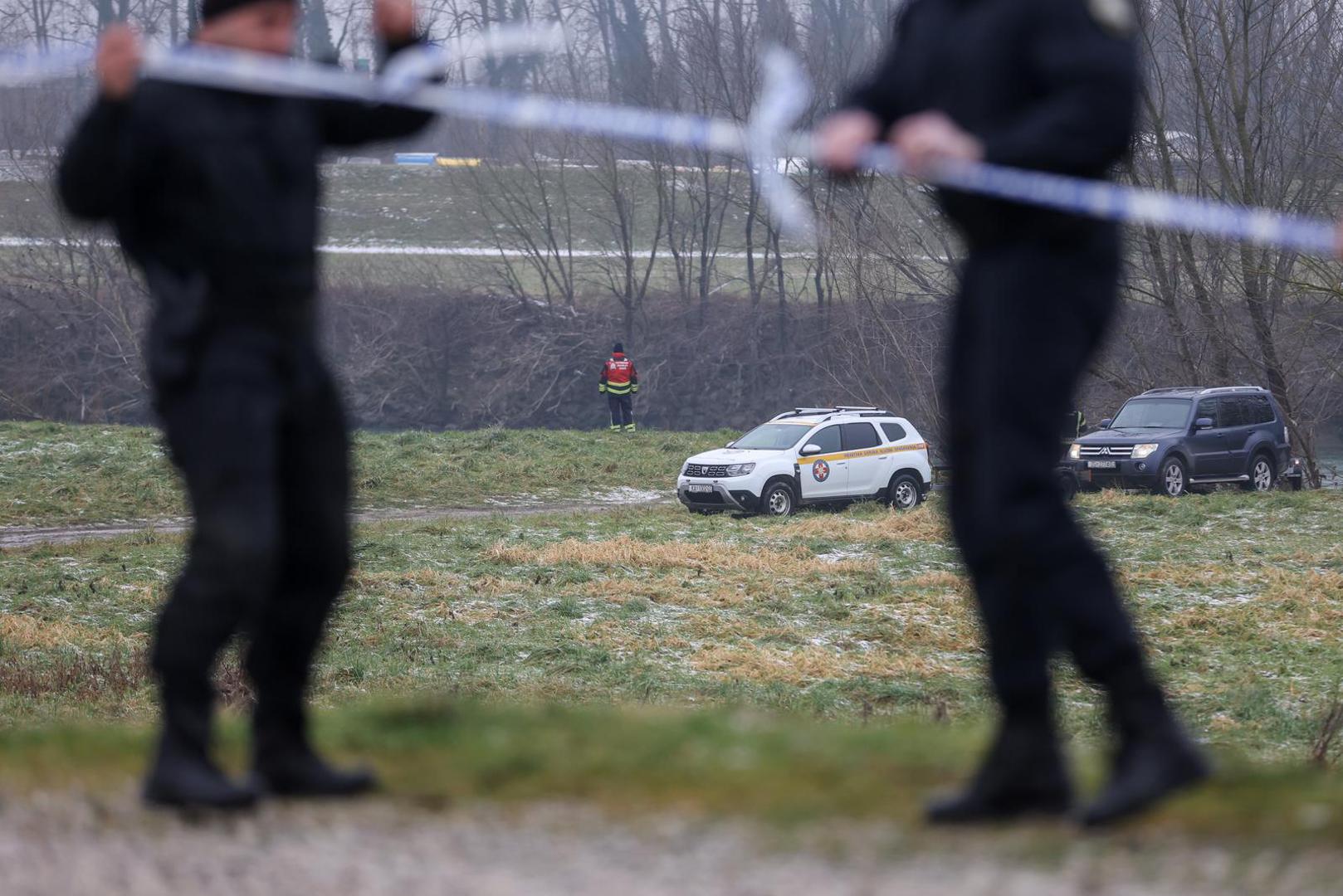 16.01.2025., Zagreb - Vatrogasci uz rijeku Savu gdje se pripremaju za nastavak potraga ze nestalim dijetetom u rijeci. Photo: Igor Kralj/PIXSELL