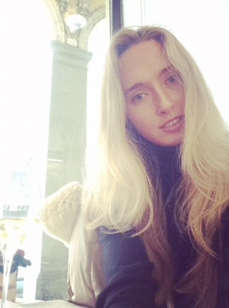 On je krenuo po medalju te se pritom htio rukovati s hostesama.

