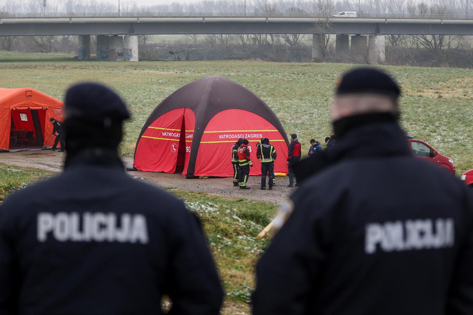 16.01.2025., Zagreb - Vatrogasci, policija, HGSS i Civilna zastita uz rijeku Savu gdje se pripremaju za nastavak potraga ze nestalim dijetetom u rijeci. Photo: Igor Kralj/PIXSELL