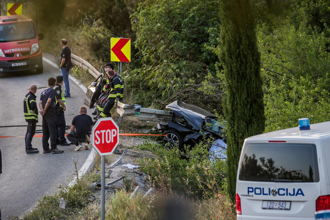 Jedan osoba je poginula, a dvoje ozlijeđenih u teškoj prometnoj nesreći koja se dogodila u Baškoj Vodi