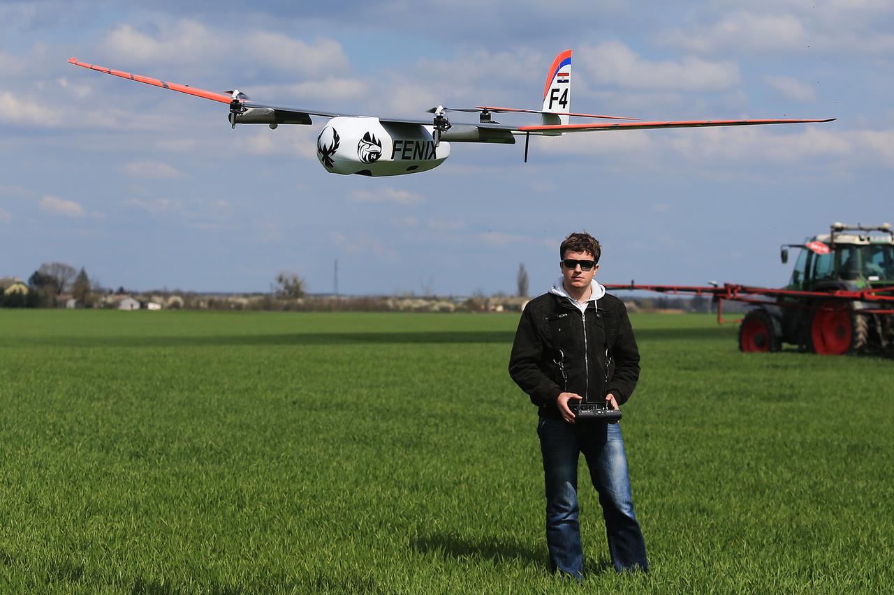 29.03.2016., Baranja, Farma Mirkovac - Tvrtka Belje predstavila projekt precizne poljoprivrede uz koristenje dronova koji su povezani s traktorima. 