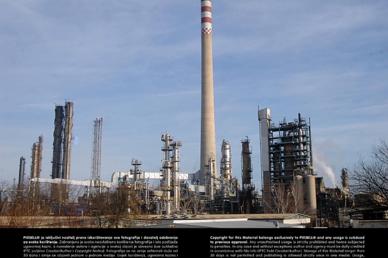 '02.01.2012., Sisak - Nakon sto je 1000 radnika nekadasnje Zeljezare i 150 radnika Herbosa ostalo bez posla, u Sisku je gotovo 6 tisuca nezaposlenih. Od vecih industrijskih pogona radi jedino Rafineri