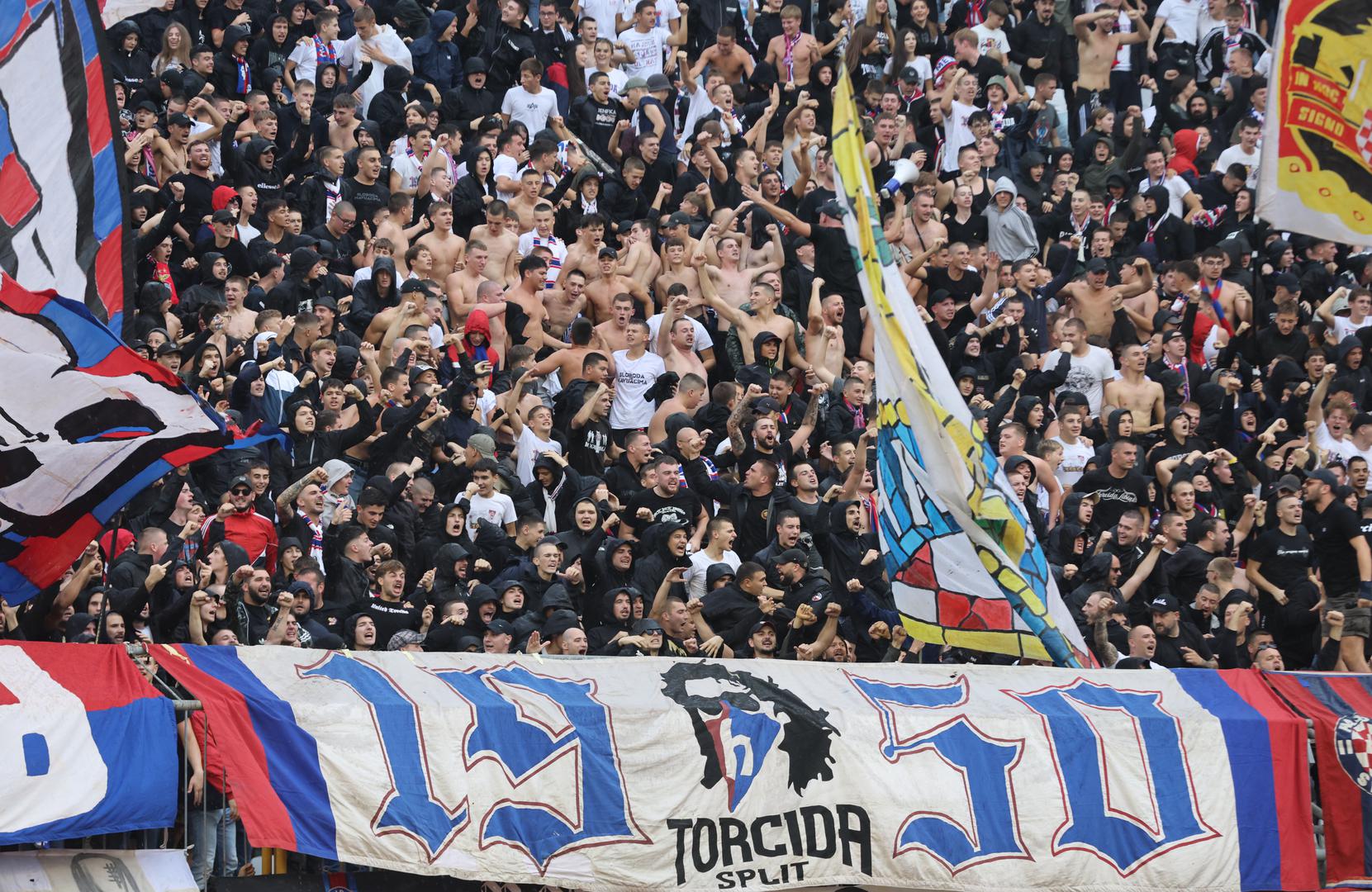 Pred kraj prvog poluvremena Split je pogodio snažan pljusak pa se derbi nastavio po jakoj kiši.