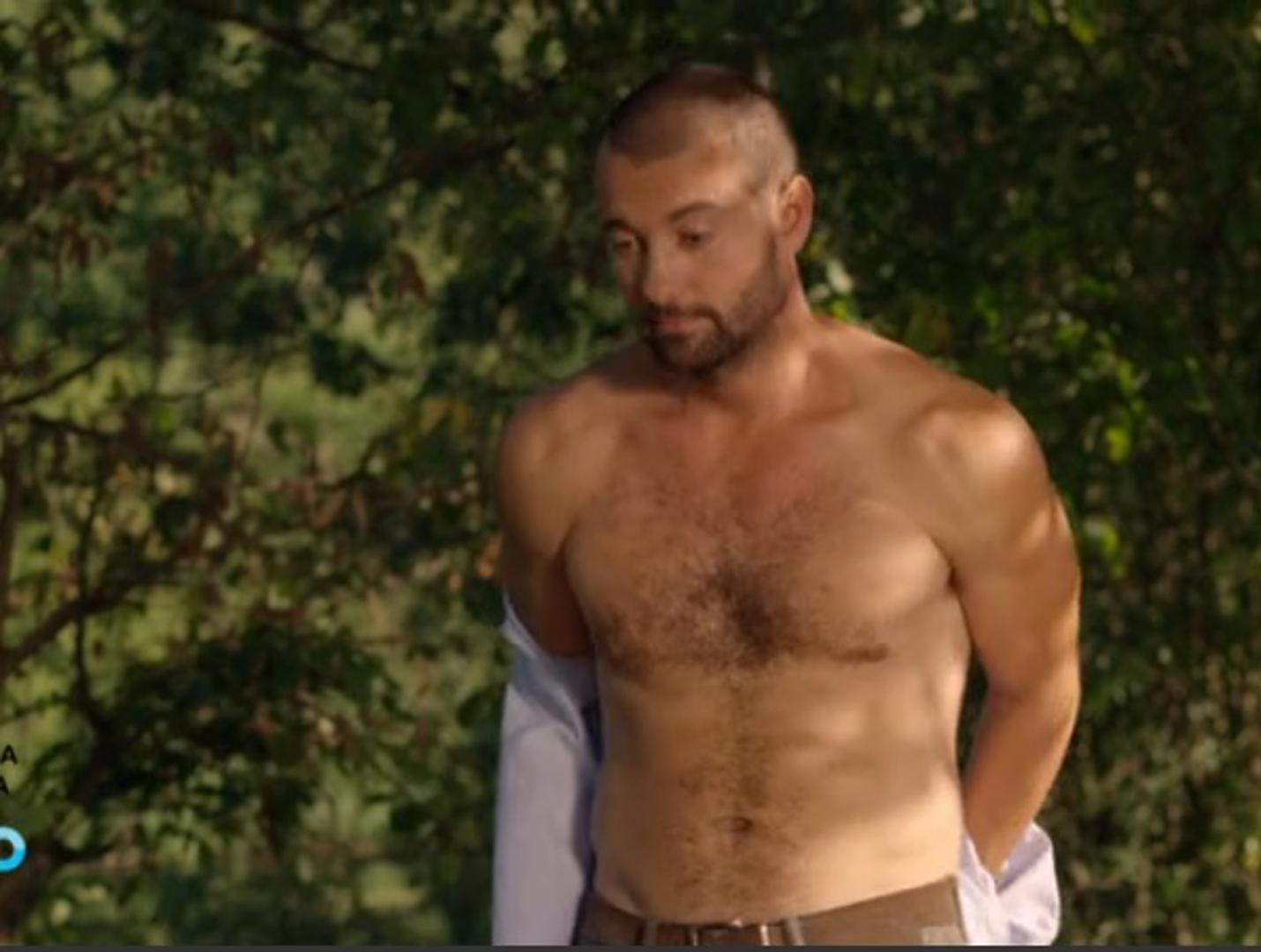 I dok s Nove TV još nisu dali konkretne razloge za otkaz, glumac se oglasio na Instagramu ustvrdivši da sve to smatra velikom nepravdom.