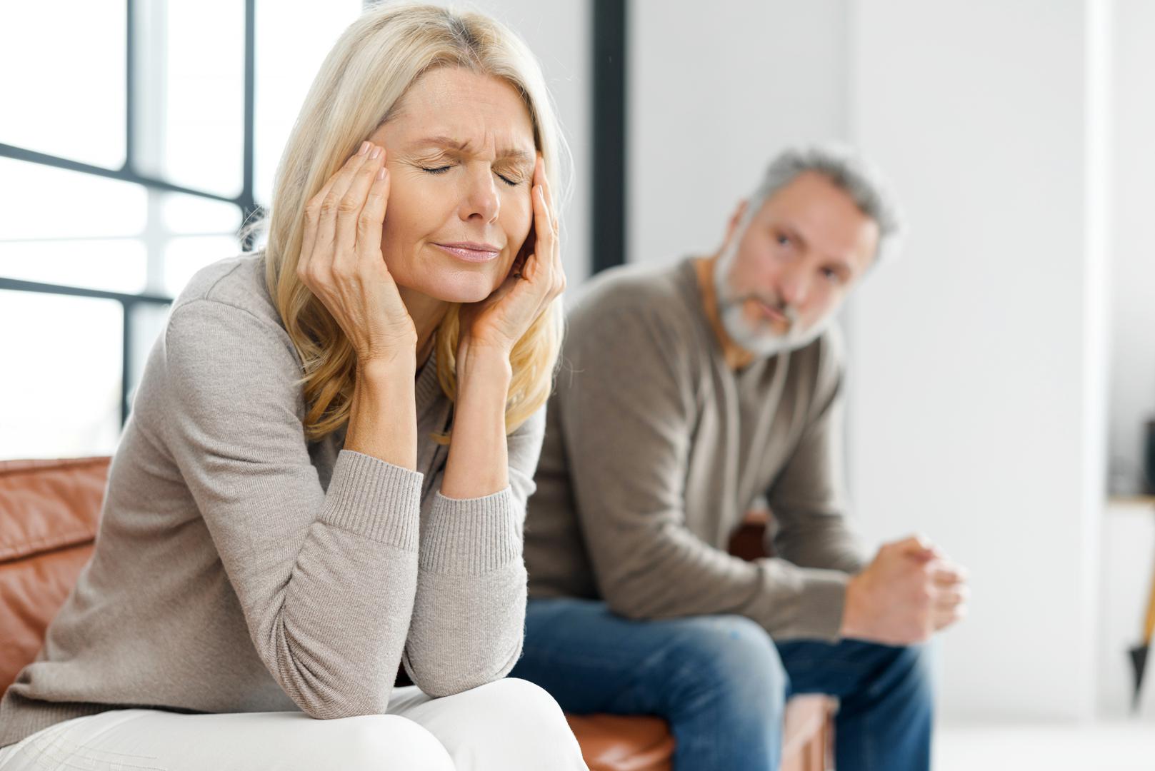 3. Nedostatak podrške: Veze zahtijevaju timski rad. Ako jedna osoba preuzima većinu obaveza ili se osjeća emocionalno zanemareno, ljutnja može postati prepreka bliskosti. ‘Otvoren razgovor o potrebama može pomoći u uspostavi ravnoteže’, savjetuje James.