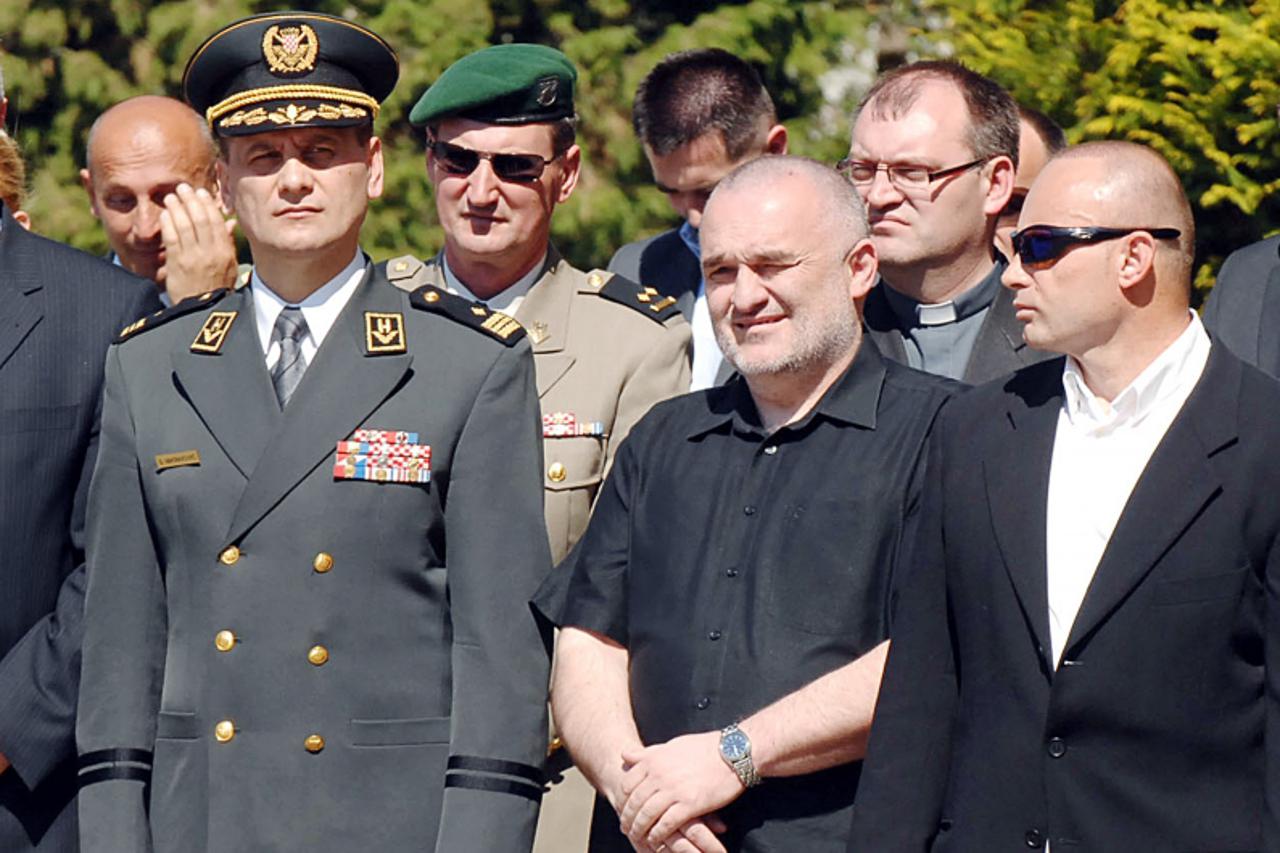 '04.07.2012., Sisak - General Drago Matanovic(lijevo)  svjedocio je na sudjenju u Osijeku Vladimiru Milankovicu(desno).(ARHIVA) Photo: Nikola Cutuk/PIXSELL'