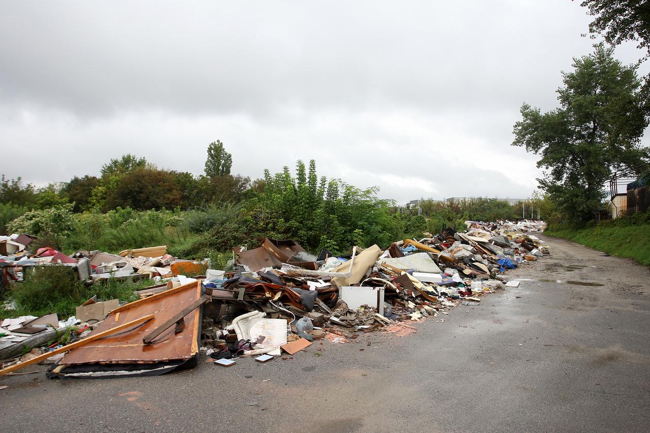 10.09.2014., Zagreb - Uz staru zeljeznicku prugu u Tomislavovoj ulici cijelo ljeto gomila se glomazni otpad koji se prostire na gotovo 70 metara, a nalazi se u neposrednoj blizini kuca.  Photo: Borna Filic/PIXSELL