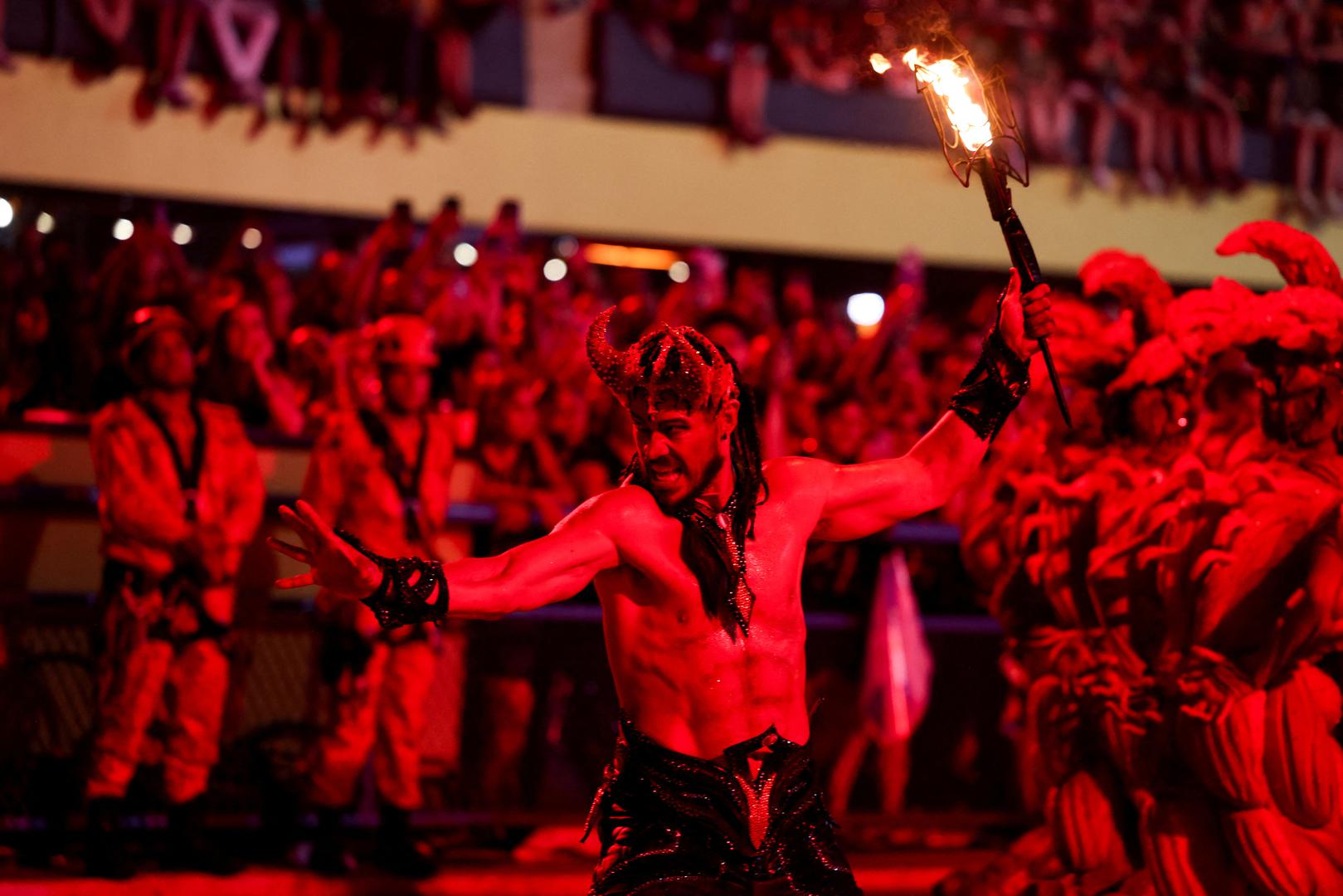 U jednom trenutku povorka se preselila u Sao Januario, dok se avenija kojom inače prolazi obnavljala.