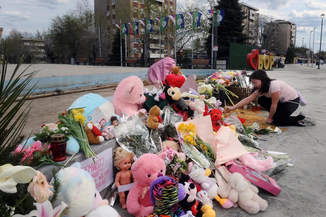 Građani Bora i dalje pale svijeće i donose cvijeće opraštajući se od dvogodišnje Danke Ilic