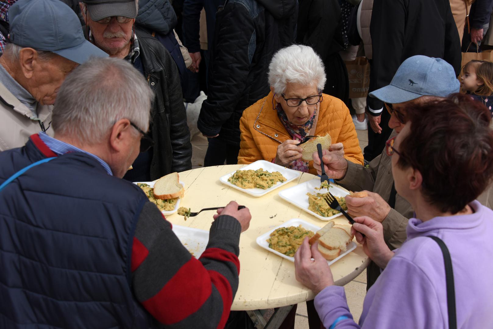 Uoči ovog Uskrsa u Puli je tradicionalno održana uskrsna fritaja, a stotine građana stiglo je u centar kako bi dobili svoju porciju.

