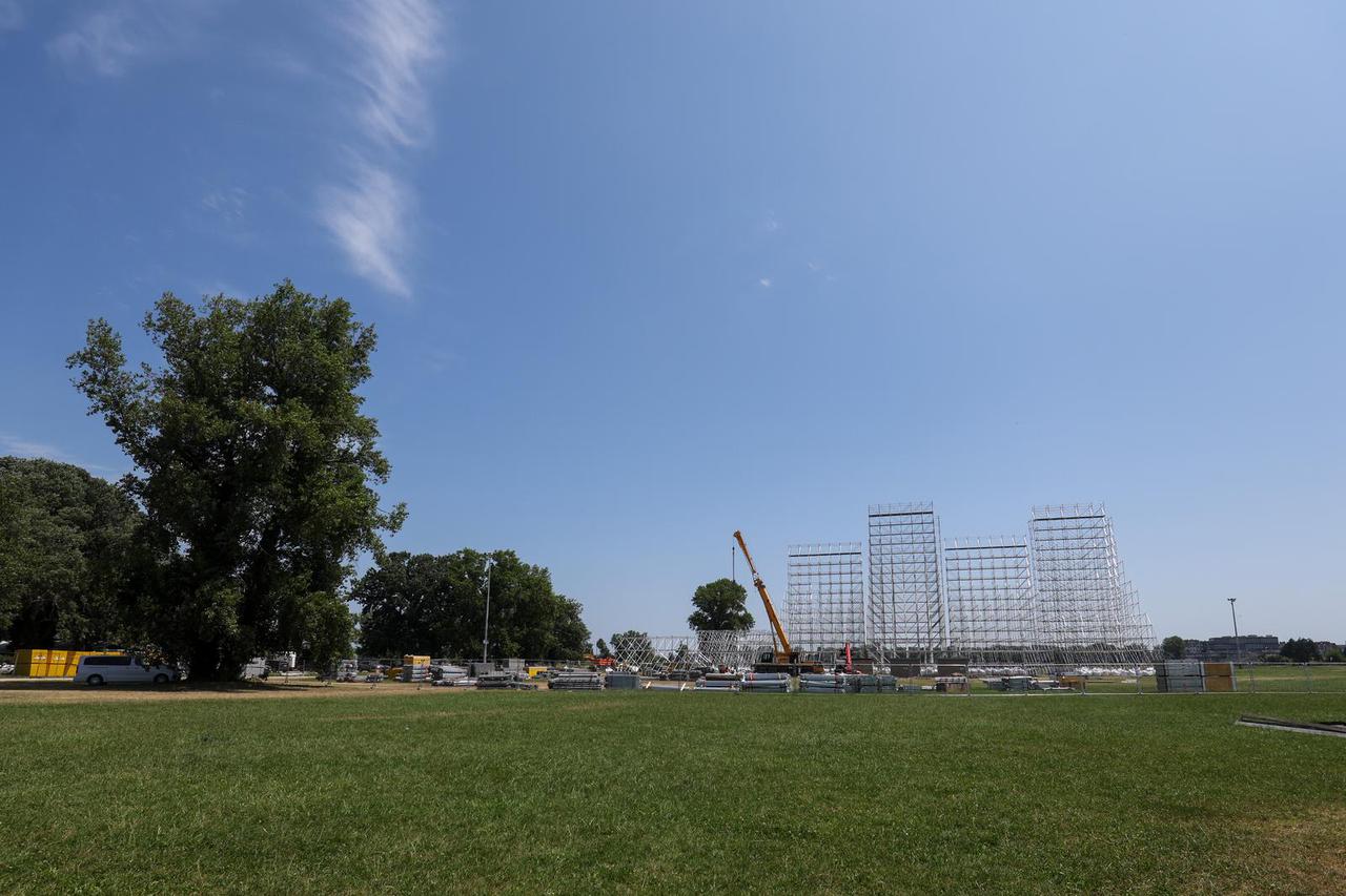 Zagreb: Postavljanje pozornice za koncert Marka Perkovića Thompsona 