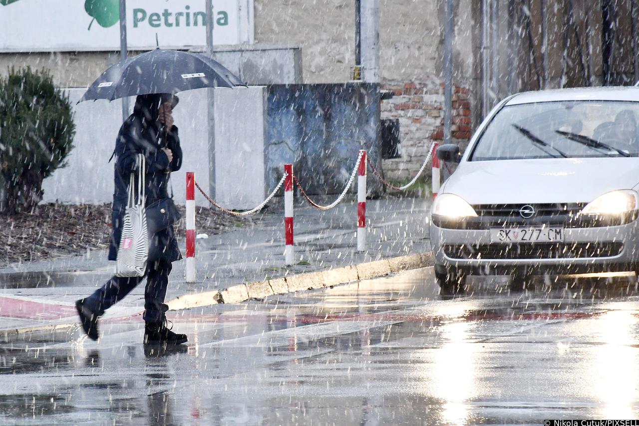 Sisak: Uz kišu koja je padala cijele noći ujutro je počeo padati i snijeg