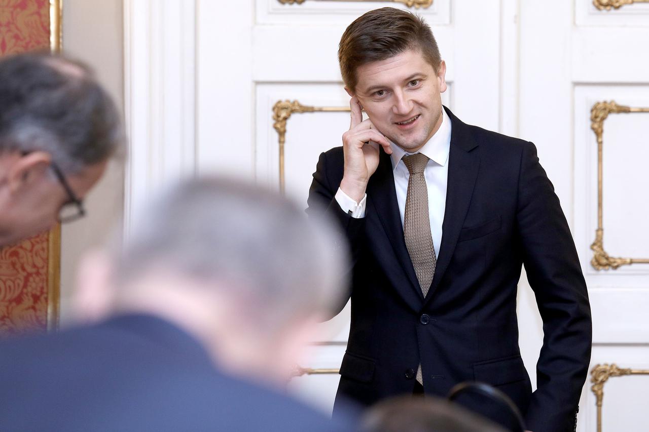 22.12.2016., Zagreb - Vlada RH je na danasnjoj sjednici, uz ostalo, raspravljala o pregovorima sa sindikatima drzavnih sluzbenika o povecanju placa. Zdravko Maric.  Photo: Patrik Macek/PIXSELL