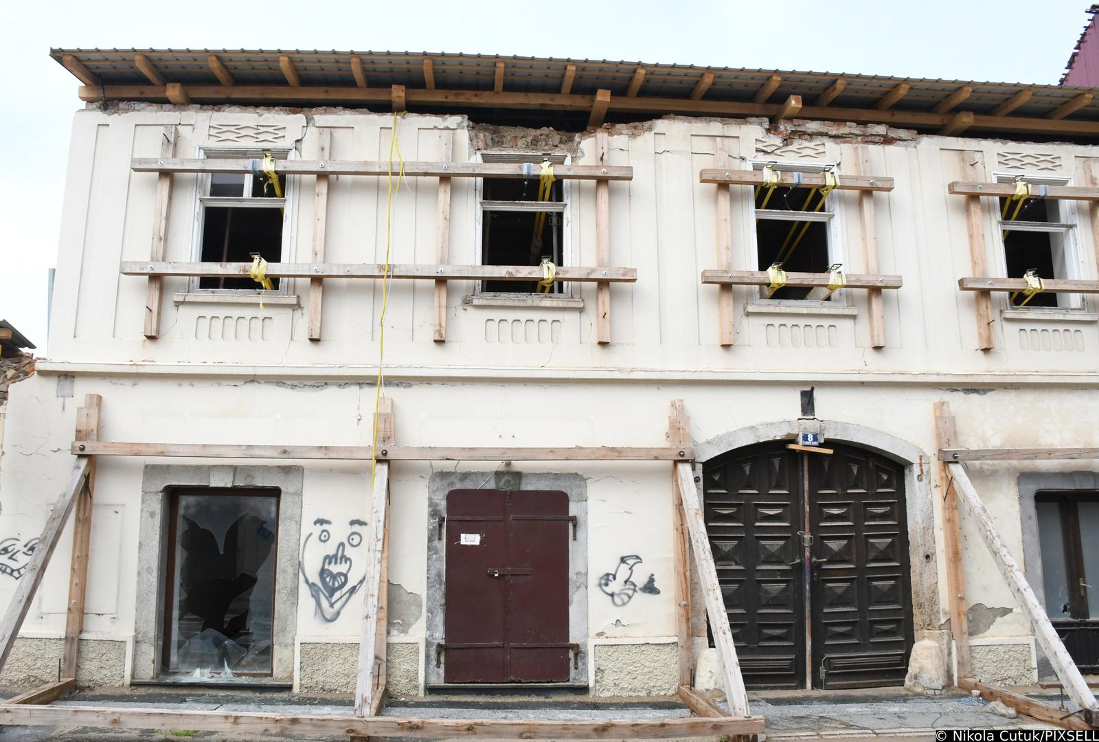 07.04.2022.,Petrinja - Ovih dana u centru Petrinje, na proceljima ostecenih poslovnih prostora i stambenih objekata koji nisu u uporabi nakon potresa, nepoznati pocinitelj ili vise njih je sprejem ispisao razne crteze i natpise. Policija provodi kriminalisticko istrazivanje s ciljem otkrivanja pocinitelja ovog vandalskog cina. Photo: Nikola Cutuk/PIXSELL