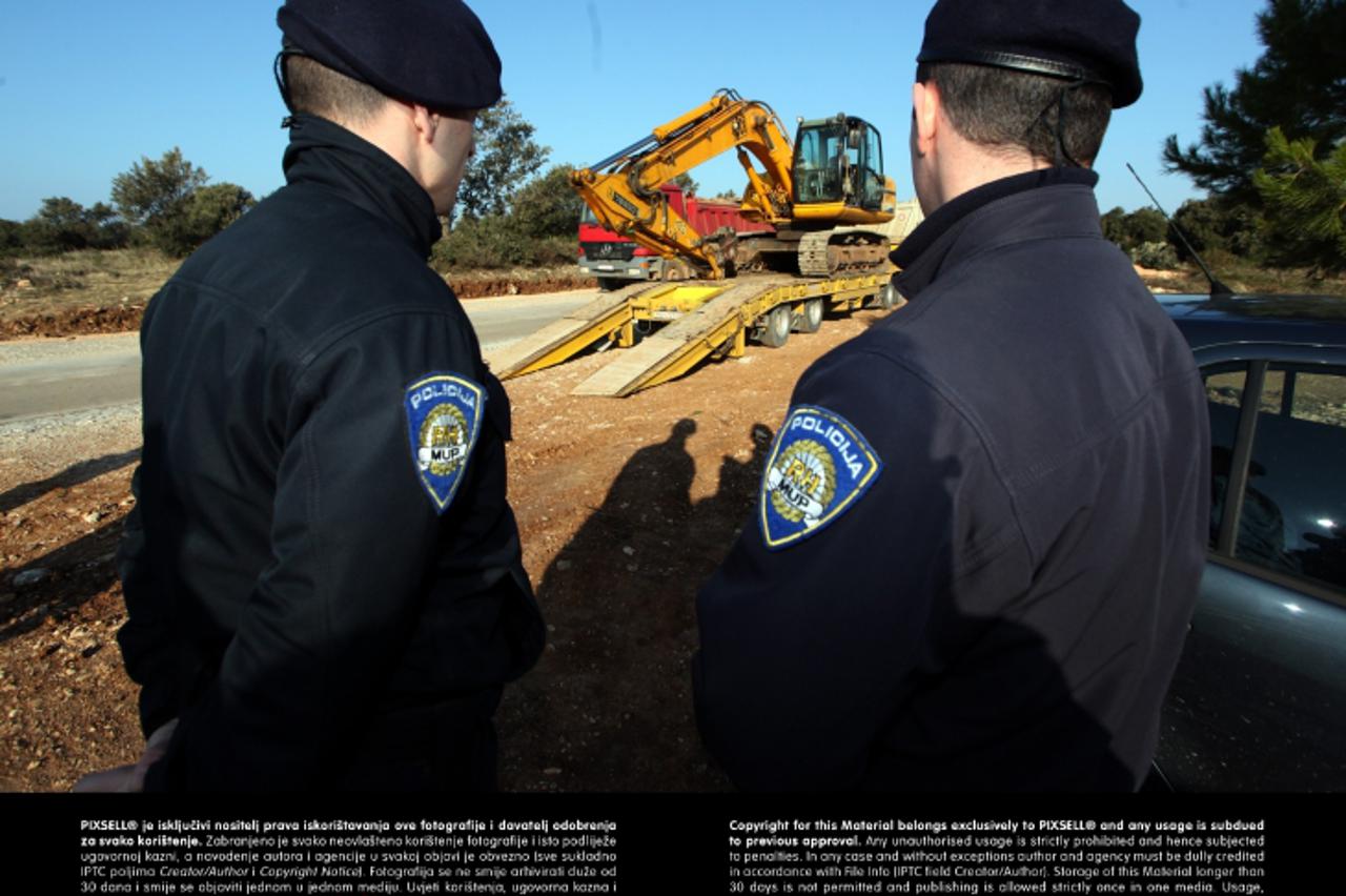 '19.02.2013., Vir - Bageri za rusenje bespravno sagradjenih objekata stigli na otok Vir.  Photo: Zeljko Mrsic/PIXSELL'