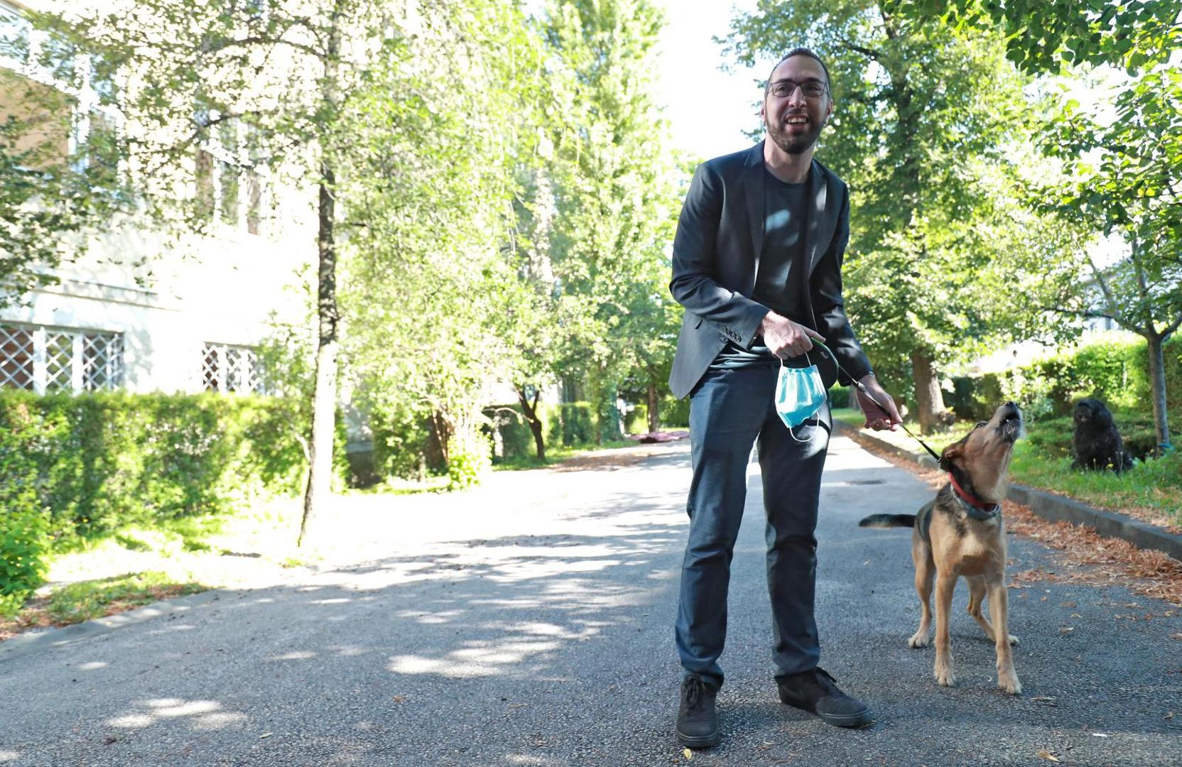 05.07.2020., Zagreb - Na birackom mjestu br. 155, OS kralja Tomislava na parlamentarnim izborima glasovao je Tomislav Tomasevic iz koalicije Mozemo. Nakon glasanja Tomislavu se najvise razveselio pas. Photo: Sanjin Strukic/PIXSELL