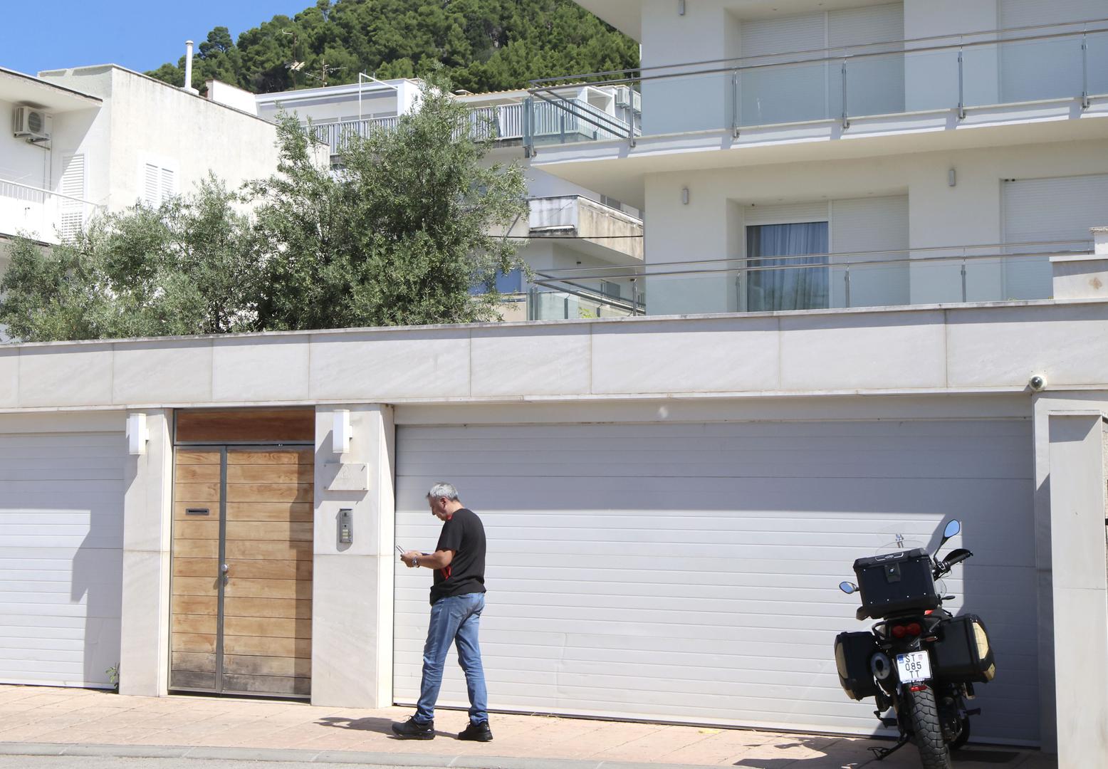 Bivši splitski gradonačelnik Željko Kerum uhićen je, a policijski službenici priveli su ga u Veloj Luci na Korčuli.

