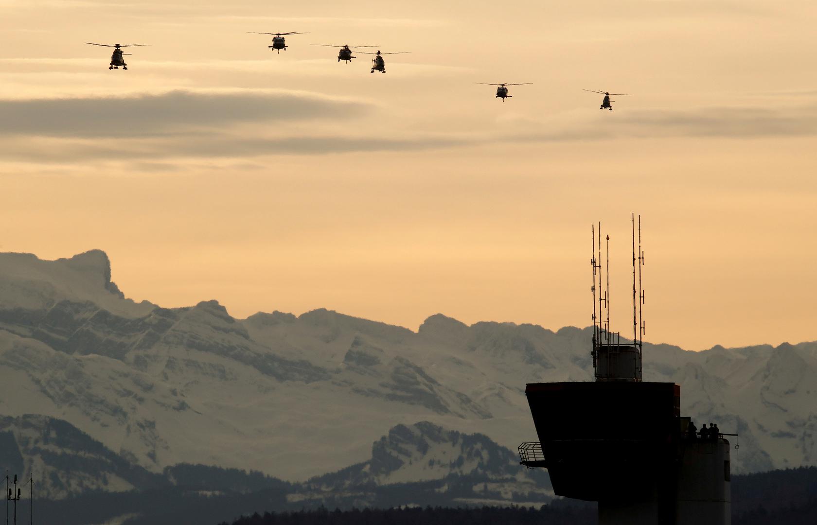 Trump je u Švicarsku stigao u zrakoplovu, a do Davosa se prevezao u jednom od sedam helikoptera, u kojima je među ostalima bilo i osiguranje.