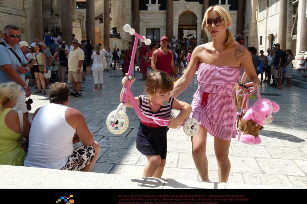 '02.08.2012., Split - Turisti setaju gradom i razgledaju znamenitosti.  Photo: Ivana Ivanovic/PIXSELL'