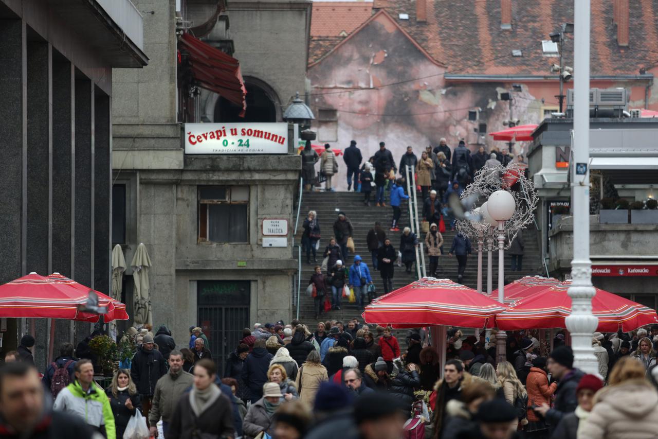 Zagreb: Moda na gradskim ulicama tijekom tmurnog dana