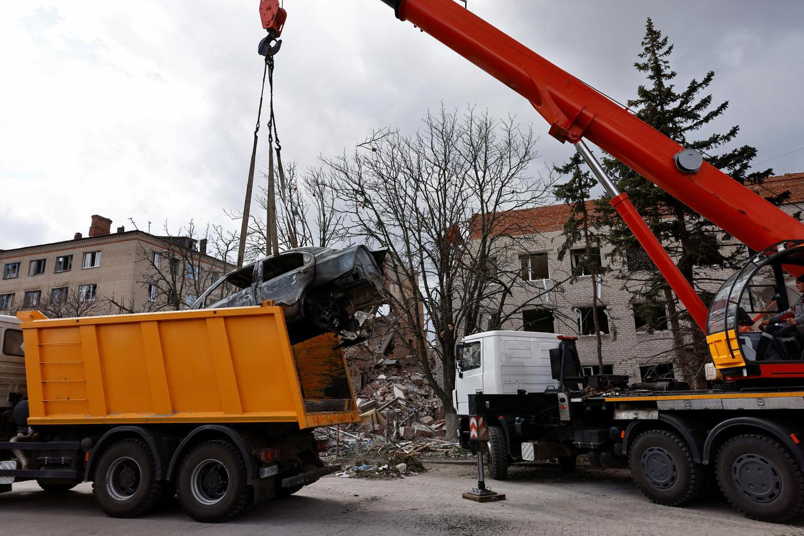 A crane lifts a damaged vehicle in the aftermath of deadly shelling of an army office building, amid Russia's attack, in Sloviansk, Ukraine, March 27, 2023. REUTERS/Violeta Santos Moura Photo: VIOLETA SANTOS MOURA/REUTERS