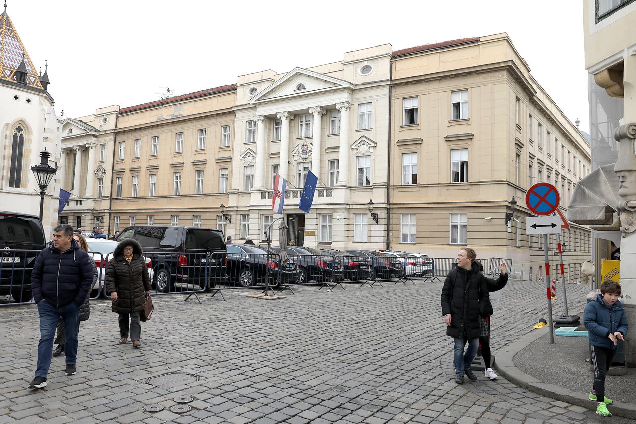 Zgrada Sabora ide u obnovu, Velesajam, Kockica i zgrada Vjesnika spominju se kao moguće zamjenske lokacije za zastupnike dok traju radovi