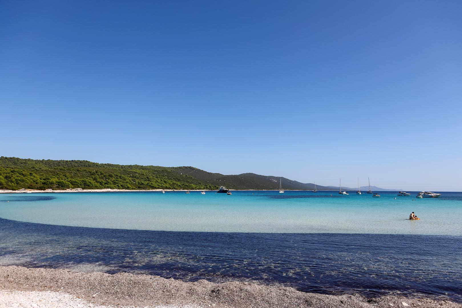 Za razliku od većine hrvatskih plaža koje su šljunčane ili stjenovite, Sakarun je pravi mali dragulj s bijelim pijeskom i kristalno čistim morem koje podsjeća na egzotične Karibe. 